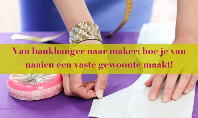 "Een creatieve naaihoek met een vrouw die aan een project werkt, omringd door kleurrijke stoffen en naaiaccessoires."