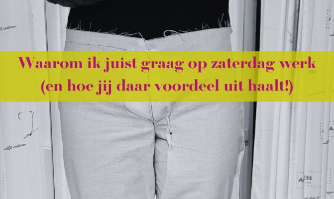 "Een close-up van een zelfgemaakt broekpatroon in de maak, gedragen door een persoon, met de tekst: 'Waarom ik juist graag op zaterdag werk (en hoe jij daar voordeel uit haalt!)' over het beeld."