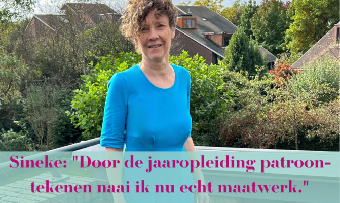 Sineke staat buiten op een balkon met een glimlach, gekleed in een zelfgemaakte, felblauwe jurk. Op de achtergrond zijn bomen en huizen te zien. Onderaan de foto staat de tekst: "Sineke: 'Door de jaaropleiding patroontekenen naai ik nu echt maatwerk.'"