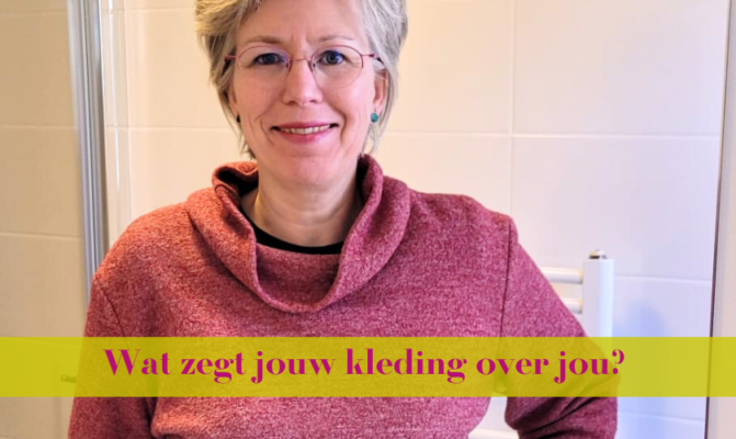 Een vrouw staat voor een spiegel en bekijkt haar outfit met een zelfverzekerde glimlach, terwijl ze haar persoonlijke stijl en uitstraling evalueert.