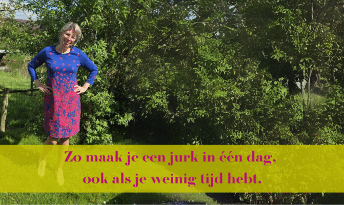 Linda van Modevakschool Any Dress in haar zelfgemaakte Jurk in 1 Dag, poserend in een groene tuin